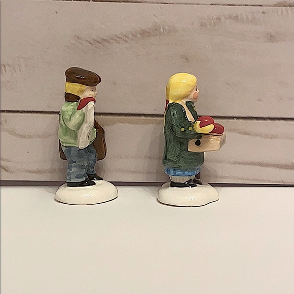 DEPARTMENT 56 - Girl Selling Apples and News Boy - Original Snow Village - Picture 4 of 6